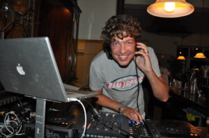Lees meer over het artikel Allround DJ